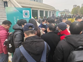 月薪最高6万元！实探上海2025年春季首场大型招聘会，还开设“生育友好”招聘区