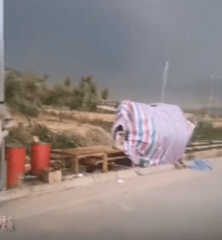 山东一地数十米高塔被大风刮倒 目前无人员伤亡，通讯正常