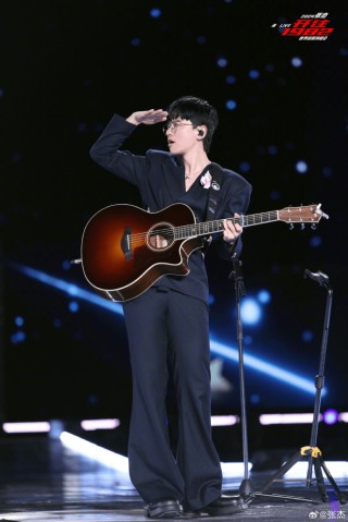 张杰工作室就“报手机号”事件道歉 演唱会上随机报出手机号码，意外与他人号码相同