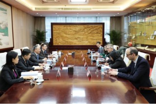 李云泽会见英格兰银行副行长兼审慎监管局局长萨姆·伍兹