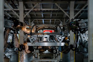 沃尔沃 EX90 纯电 SUV 车型宣布量产，计划今年下半年开始交付