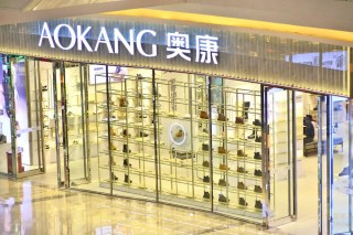 奥康“中场战事”：摘帽后再亏近2000万元，转型陷困局