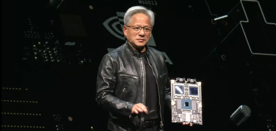 搜狐[金鑫配资]黄仁勋称计算成本降低让AI得以出现，明年英伟达将推出Blackwell Ultra芯片-第1张图片