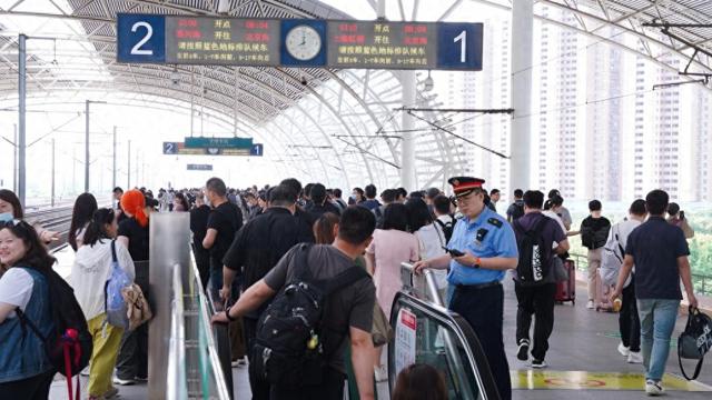 全国铁路预计今日发送1690万人次，加开旅客列车856列-第1张图片