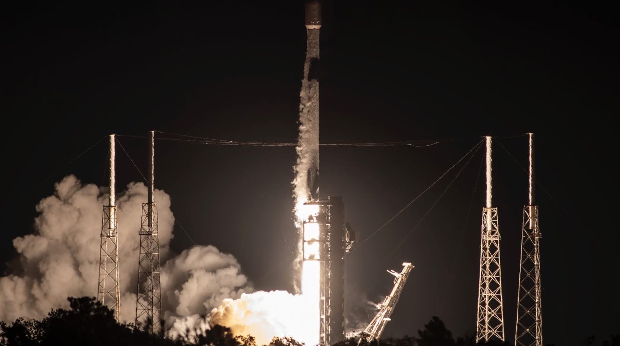 SpaceX猎鹰9号实现第300次着陆回收 再发22颗星链卫星-第1张图片