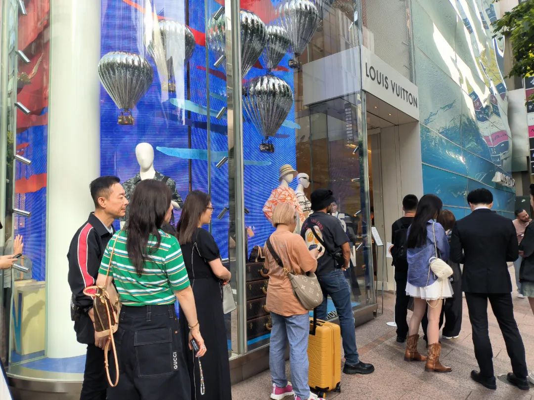 端午赴日游爆火！日元贬值，酒店涨价近一倍、奢侈品店排长龙……影响几何？-第2张图片