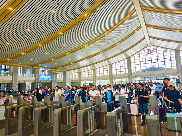 长三角铁路预计今日迎来返程客流高峰，预计发送328万人次-第1张图片
