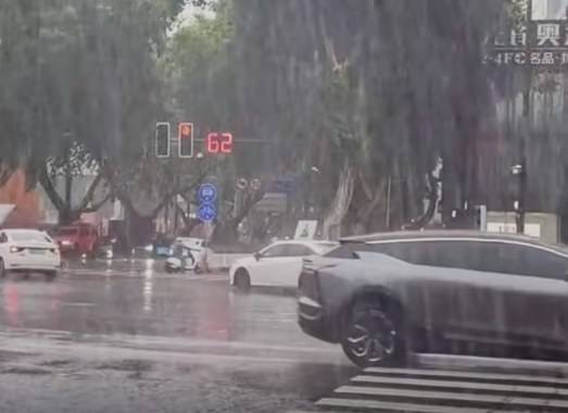 广东的天气有多离谱 网友：广东的雨是包季的吗？-第1张图片