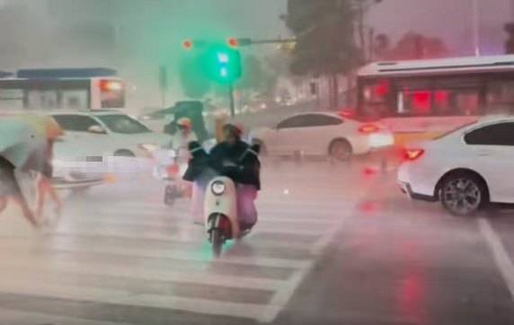广东的天气有多离谱 网友：广东的雨是包季的吗？-第3张图片