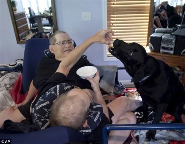 腹部相连只能轮流睡觉：世界最长寿男性连体双胞胎 68岁同时去世-第5张图片