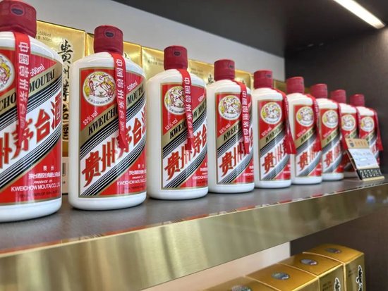 供需矛盾加剧，茅台酒价与股价齐跌，白酒“江湖”迎变局？-第1张图片