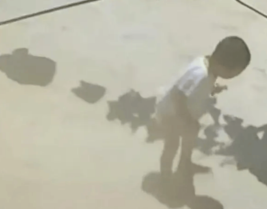 孩子光脚被地面烫到两轮变四驱 网友调侃：打败孩子的不是天真而是无鞋-第2张图片