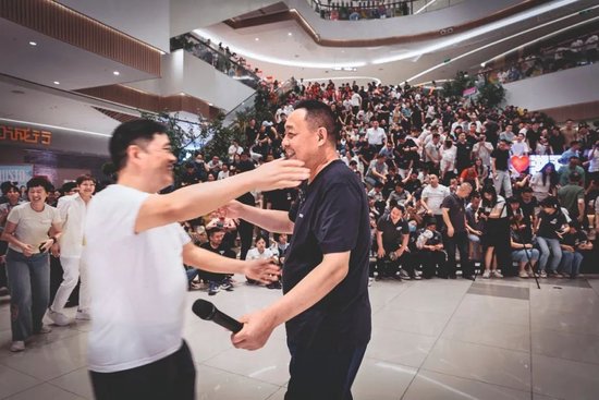 涨工资的威力？嘉百乐商超70岁保安主动向于东来打招呼，未理会自家老板-第2张图片