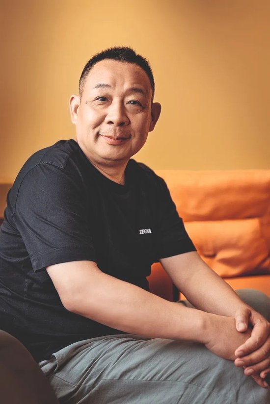 涨工资的威力？嘉百乐商超70岁保安主动向于东来打招呼，未理会自家老板-第6张图片