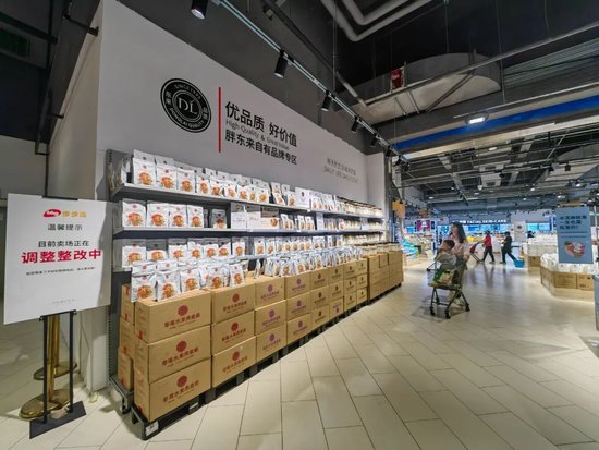 涨工资的威力？嘉百乐商超70岁保安主动向于东来打招呼，未理会自家老板-第8张图片