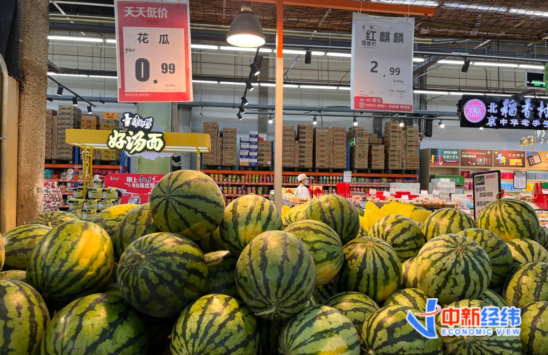 今夏“吃瓜自由”来了！西瓜价格跳水跌破个位数，“验瓜师”成“香饽饽”-第2张图片