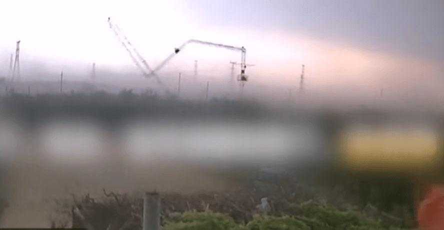 山东一地数十米高塔被大风刮倒 目前无人员伤亡，通讯正常-第1张图片