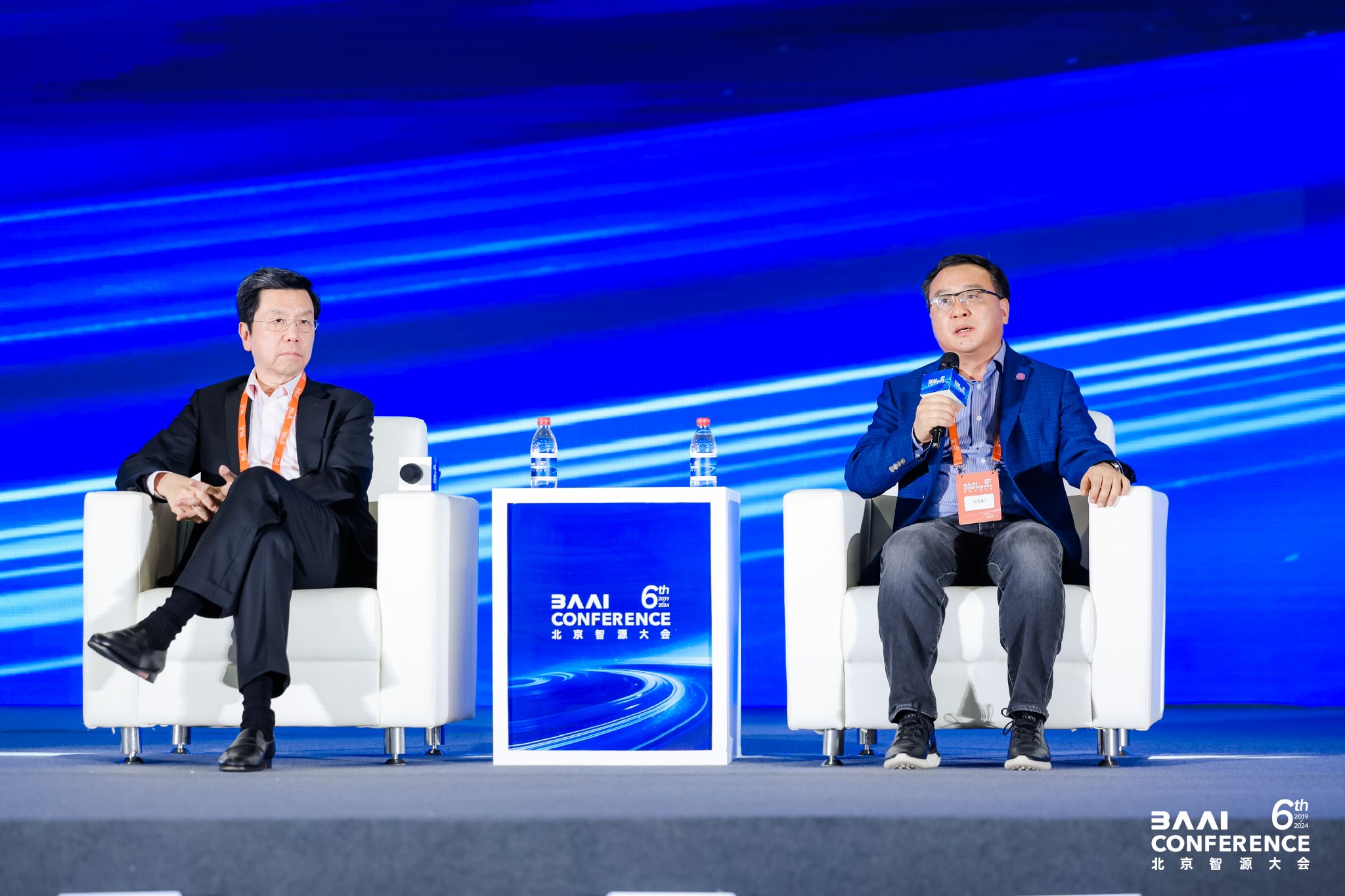 李开复对谈张亚勤：大公司不敢采取颠覆式技术，它们已经习惯每年增长5%的预算-第1张图片