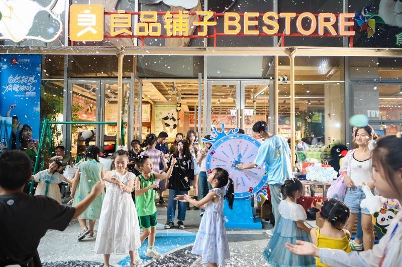 良品铺子与Pingu：零食界“联名达人”再出招，爆款热销出圈-第2张图片