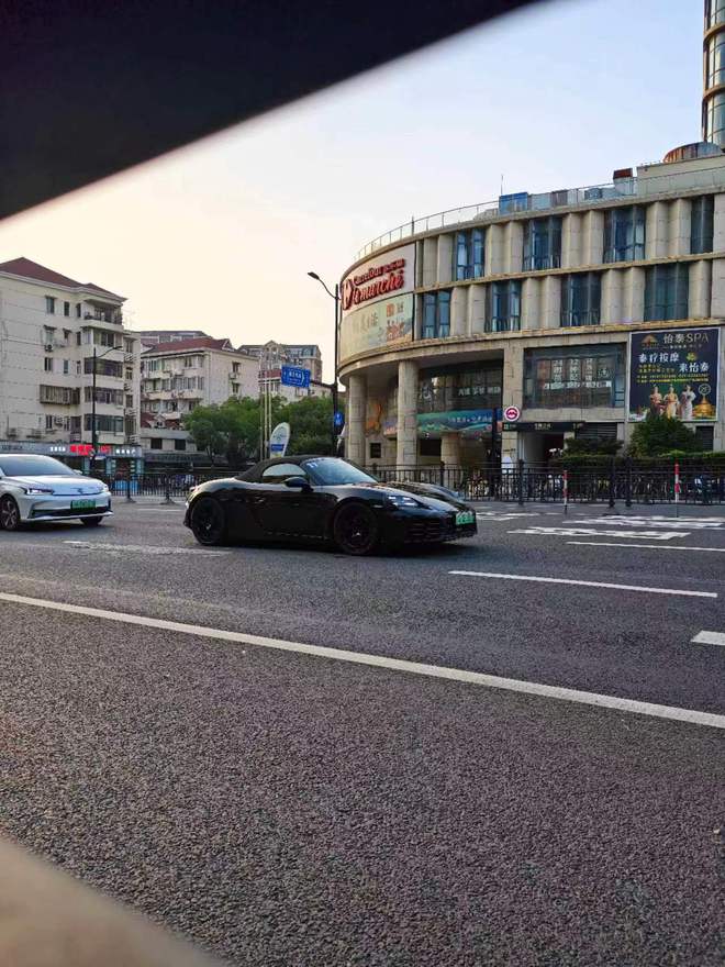 保时捷 718 纯电跑车国内谍照曝光，预计 2024 年底亮相-第2张图片