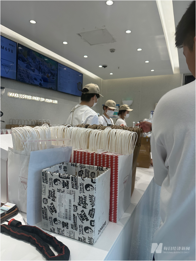 一个门店一名员工，“咖啡店已接近小吃摊模式”  风波下的Manner依旧人手紧缺⋯⋯-第2张图片