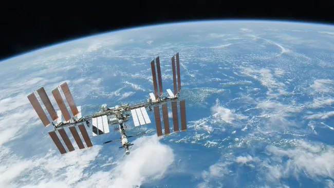 SpaceX 获 8.43 亿美元大单，将建造用于国际空间站退役的“脱轨飞行器”-第1张图片