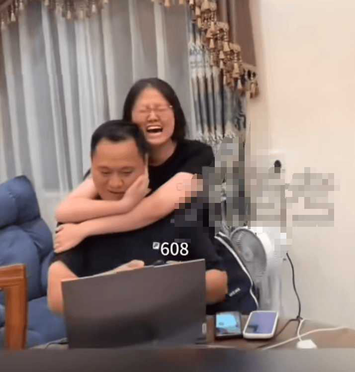 分数超预期，惊喜落泪！ 女生高考查分见6开头坐地大哭-第1张图片