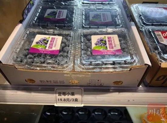大降价！“蓝莓论克卖变论斤称”“荔枝从70元/斤跌至个位数”……高端水果排队上热搜，发生了什么？-第2张图片