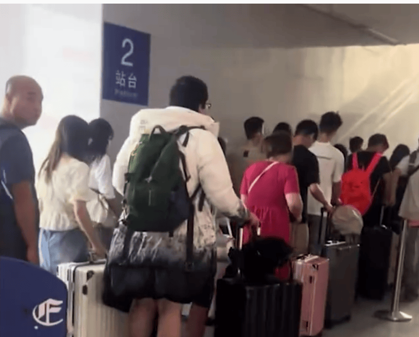 男生放暑假羽绒服直接穿回家，网友：别人是轻装上阵，他是'热'情洋溢地回家！-第1张图片