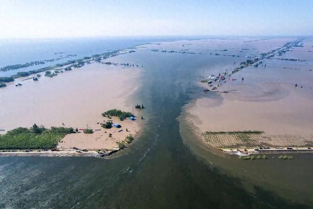 华容洞庭湖决堤现场：正在堵口，专家预计工程周期4天左右-第1张图片