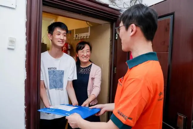 北京首封强基录取通知书已送达 院士亲自上门祝贺-第1张图片