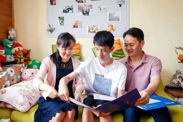 北京首封强基录取通知书已送达 院士亲自上门祝贺-第2张图片