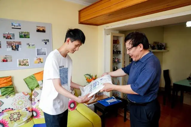 北京首封强基录取通知书已送达 院士亲自上门祝贺-第3张图片