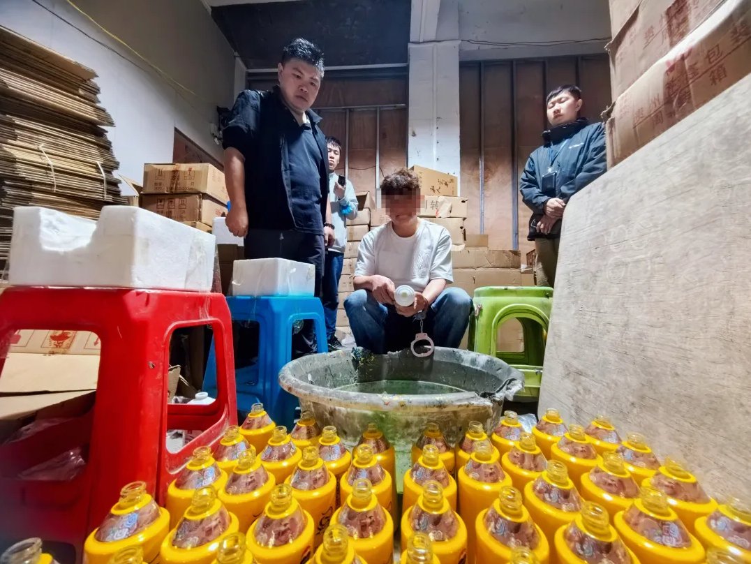 揭秘“特供酒”生产作坊！民警：一言难尽！-第6张图片