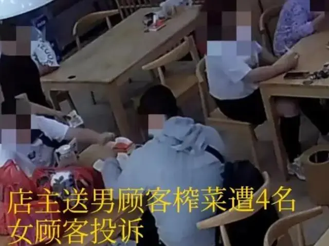 店主送大学生榨菜遭邻桌顾客投诉 隔壁桌：为啥不送我们-第1张图片