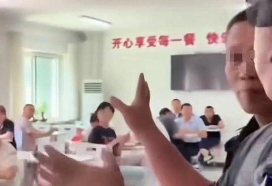 市监局上班时间“连打5个电话没人接”“岗位没人食堂人不少”，当地通报：已进入问责程序-第3张图片
