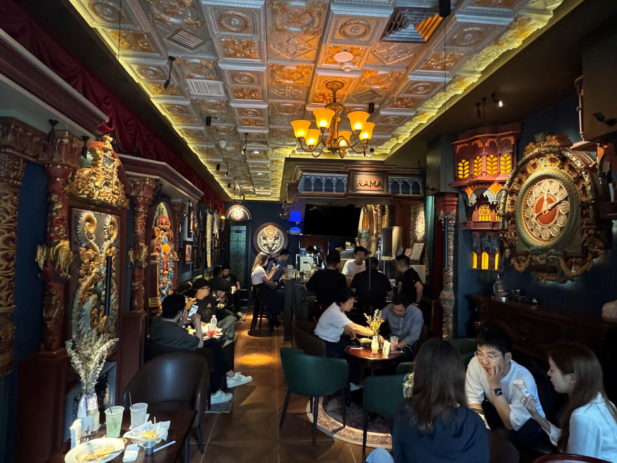 押注加盟、万店、社区空间 “酒吧界蜜雪冰城”海伦司不想只赚年轻人的钱-第2张图片