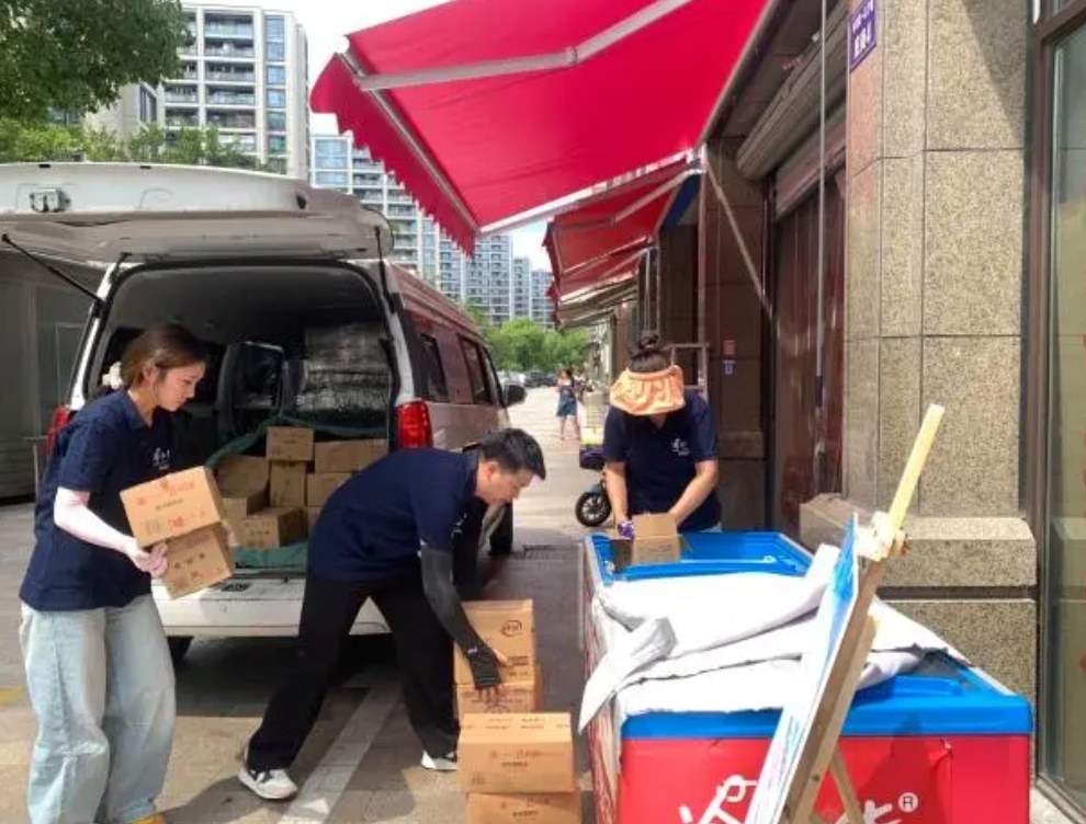 杭州老板4年送出30万支棒冰为户外工作者提供免费棒冰，设立"爱心冰箱"传递社会温情-第1张图片
