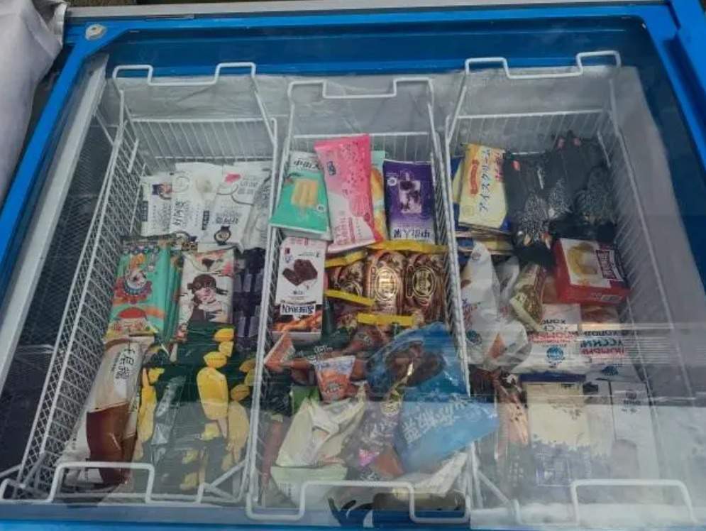 杭州老板4年送出30万支棒冰为户外工作者提供免费棒冰，设立"爱心冰箱"传递社会温情-第2张图片