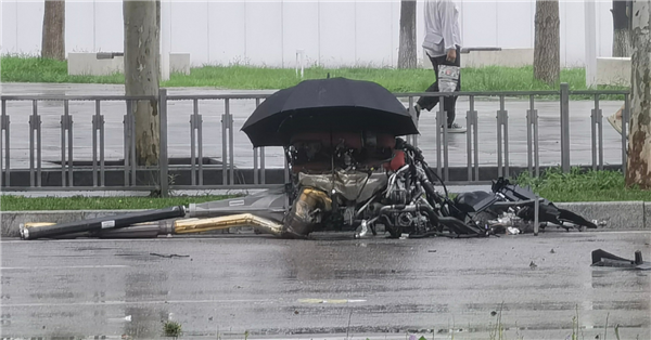 法拉利首款SUV国内现严重车祸：发动机都脱离了母体-第3张图片