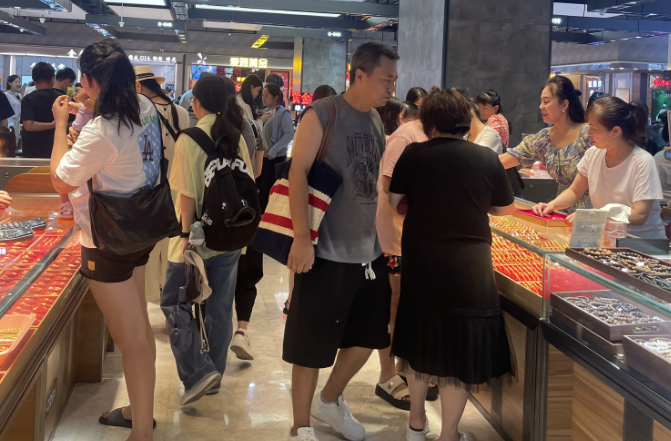 【实探】人头攒动！深圳水贝，又现“抢”金潮！-第6张图片