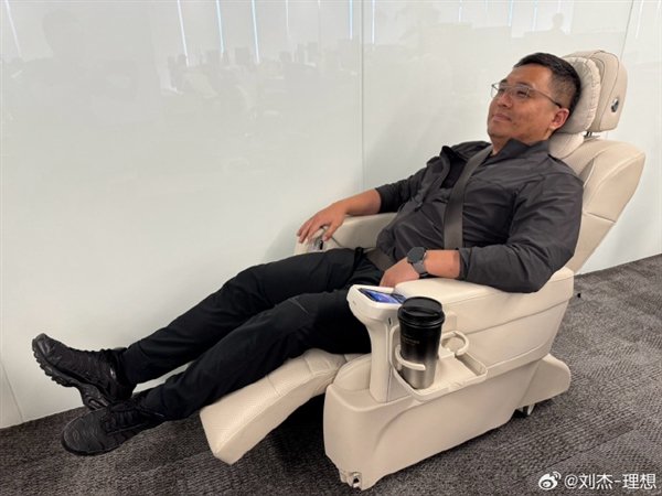 理想MEGA座椅新花样！理想刘杰亲测：办公室头等舱-第2张图片
