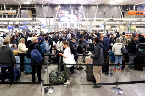 航空公司开始慢慢复飞 此前技术故障导致全球航空出行陷入混乱-第1张图片