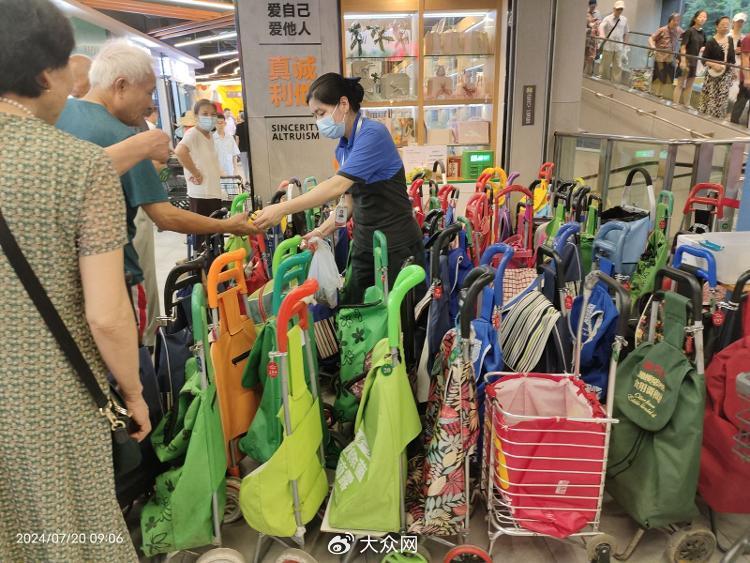 “师从胖东来”，中百仓储超市“爆改”后首次开业：价格明显下来了-第1张图片