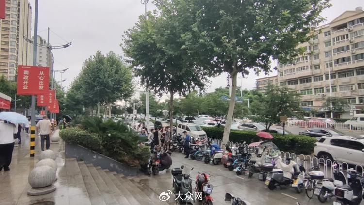 “师从胖东来”，中百仓储超市“爆改”后首次开业：价格明显下来了-第2张图片