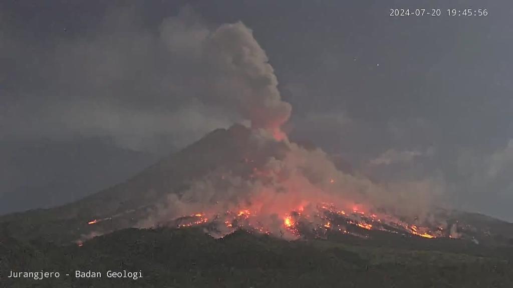 印尼默拉皮火山发生喷发 火山岩浆流向山下-第1张图片