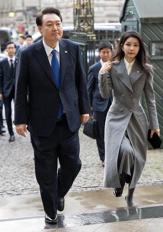 涉嫌操纵股价和收受名牌包 韩国第一夫人被传唤调查-第2张图片