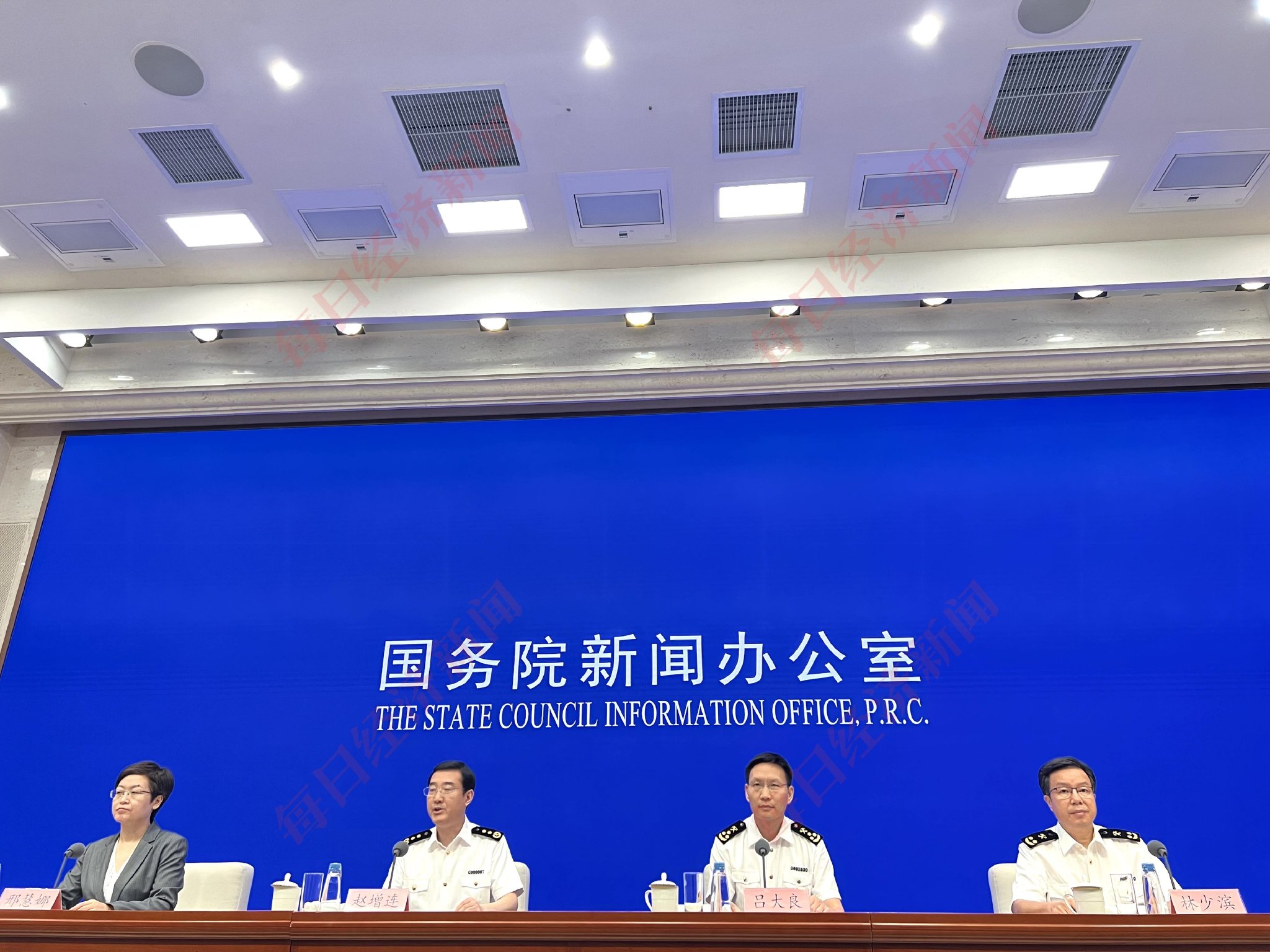 上半年全国海关监管进出口货物27.3亿吨，征收税款1.05万亿元，检出不合格食品商品3万余批-第1张图片