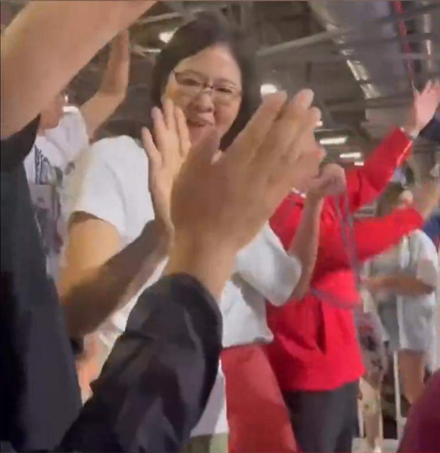 巴黎奥运会女排小组赛中国女排以3-2战胜美国女排 女排获胜后郎平与朱婷隔空飞吻-第1张图片