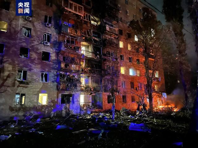 俄罗斯库尔斯克一居民楼被导弹残骸击中 已致13人受伤-第1张图片